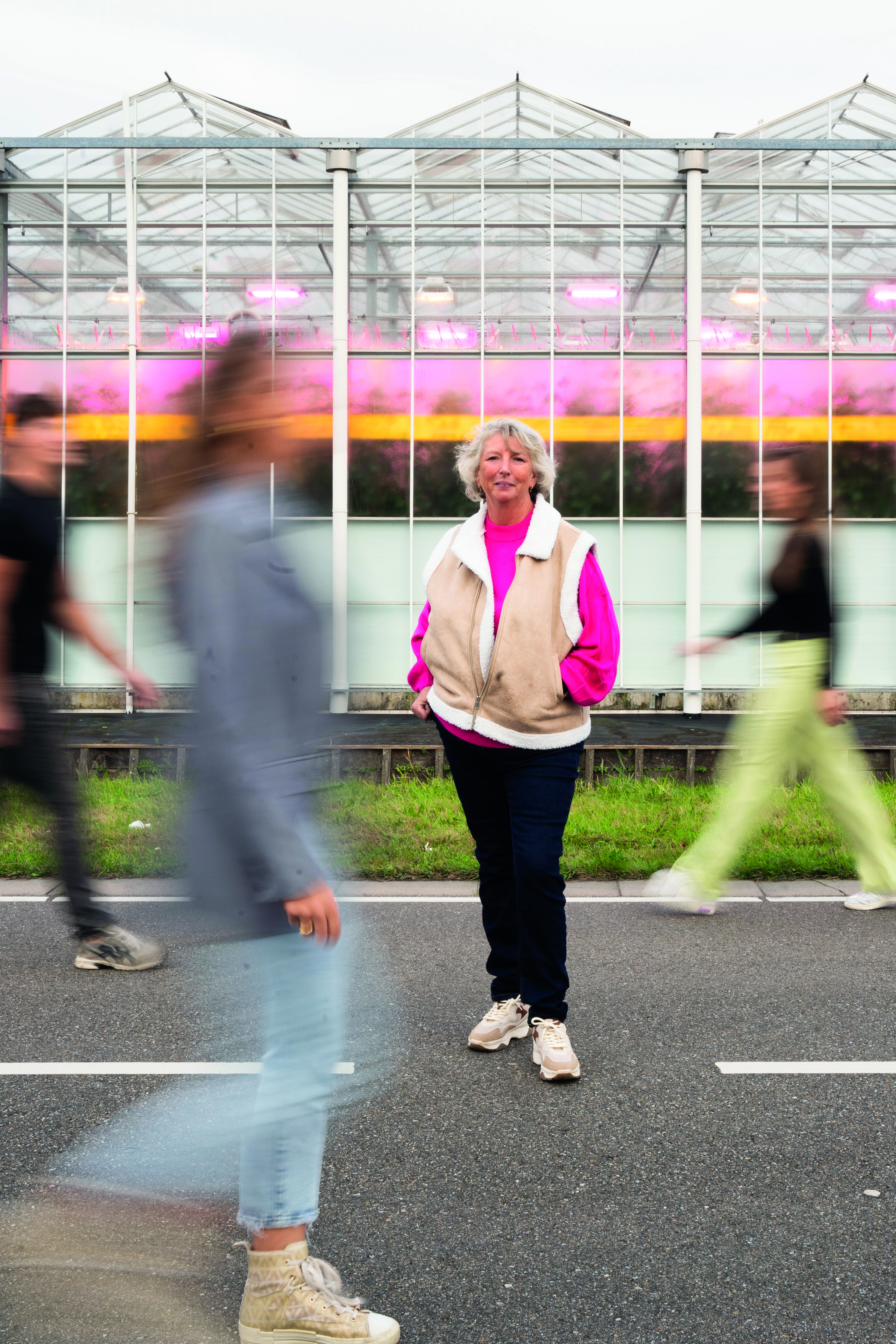 vrouwelijke medewerker poseert voor een kas