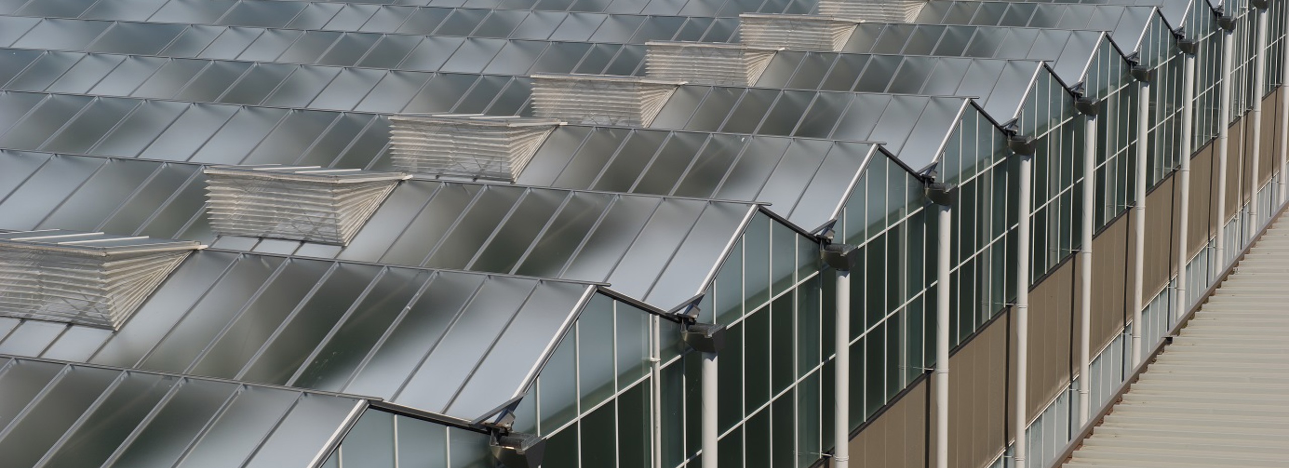 سطح بيت زجاجي شبه مغلق