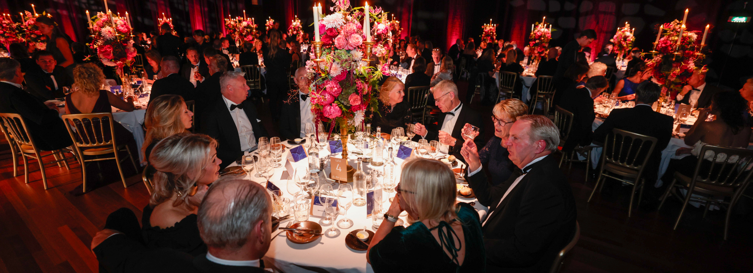 mensen aan diner tijdens gala