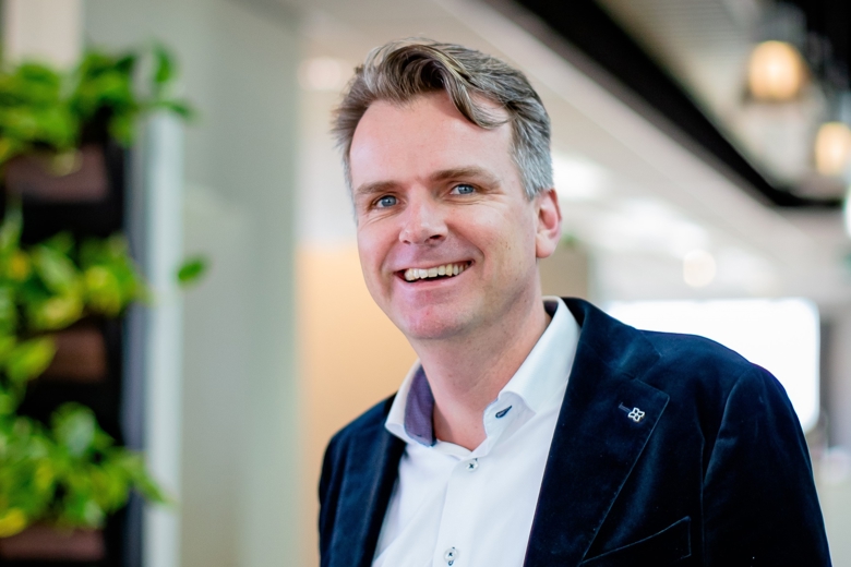 lachende wouter kuiper in kantoorpand in Monster Westland