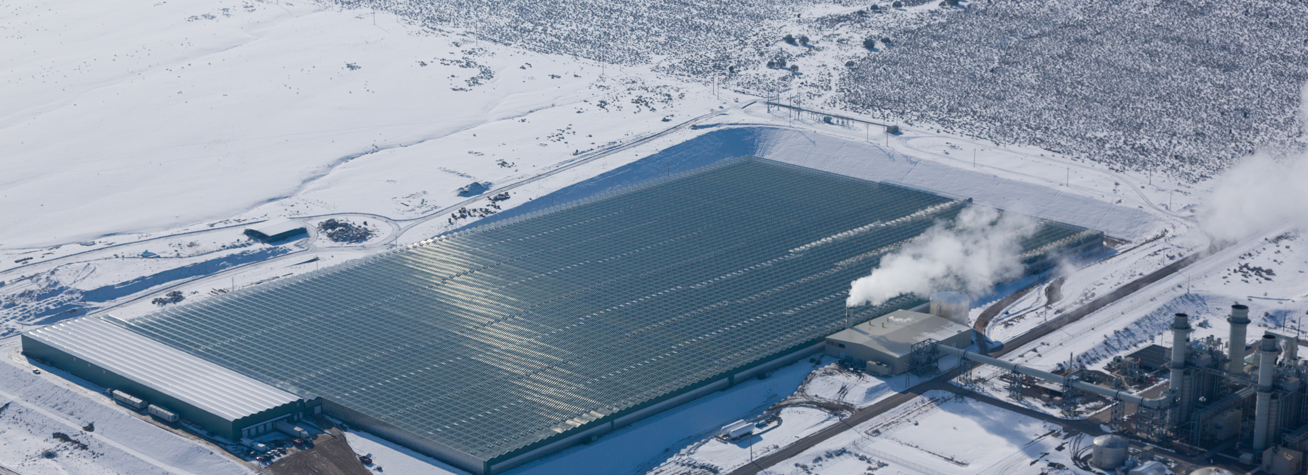 دفيئة في المناظر الطبيعية مع الثلوج